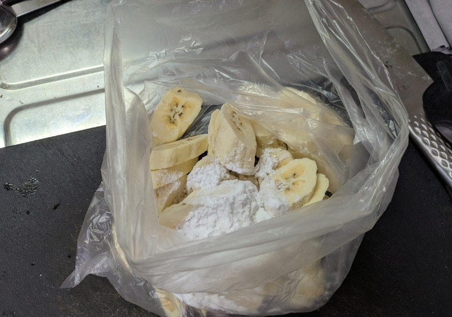 スライスしたバナナに片栗粉をまぶす