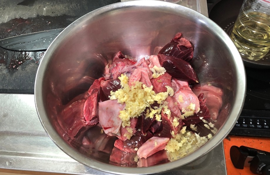 ①、②一口大にぶつ切りにして調味料を入れる